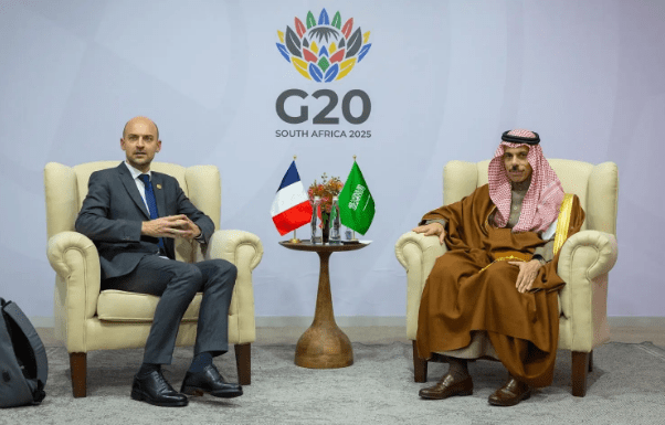 وزير الخارجية يبحث مع نظيره الفرنسي مستجدات الأحداث في المنطقة