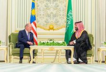 ولي العهد وملك ماليزيا يبحثان تطوير التعاون الثنائي