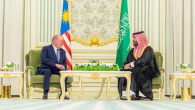 ولي العهد وملك ماليزيا يبحثان تطوير التعاون الثنائي