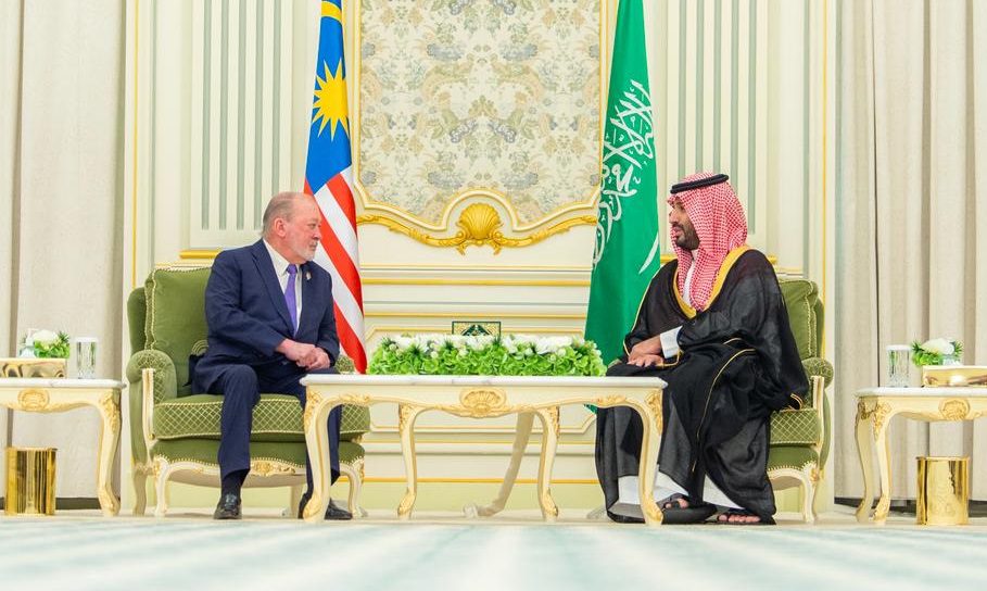 ولي العهد وملك ماليزيا يبحثان تطوير التعاون الثنائي