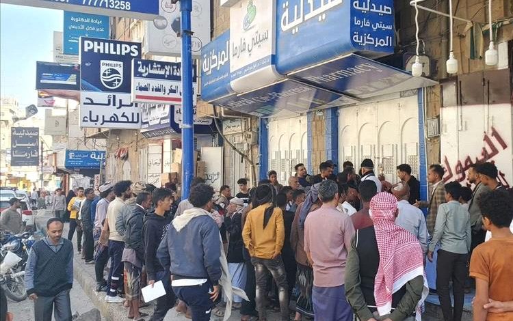 استنفار في تعز… كسروا باب الصيدلية لإنقاذه فوجدوه نائمًا! قصة إنسانية تهز شارع التحرير