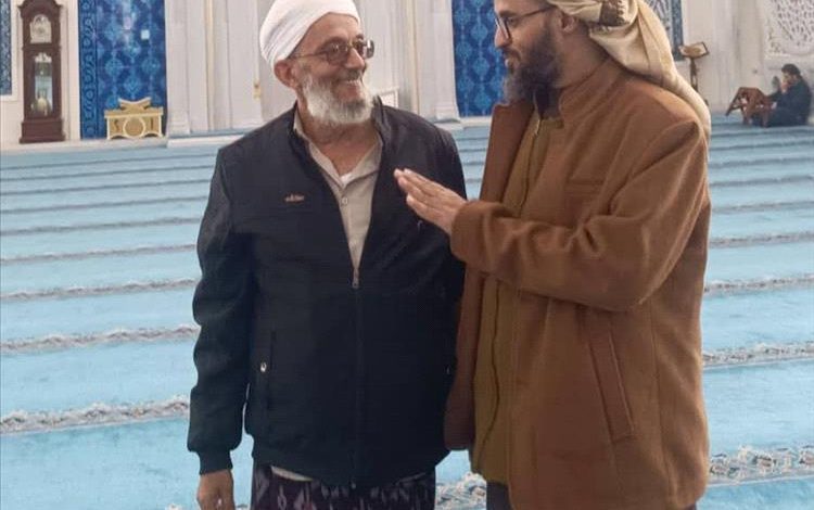 الشيخ علي المحثوثي يروي تفاصيل آخر رحلة للشيخ محمد المقرمي عبر مطار عدن قبل وفاته في جدة