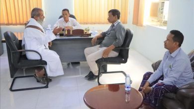 العمودي والصاري يناقشان احتياجات الخدمات الصحية بمديرية زمخ ومنوخ الصحراوية