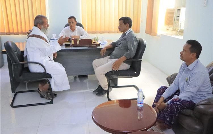 العمودي والصاري يناقشان احتياجات الخدمات الصحية بمديرية زمخ ومنوخ الصحراوية