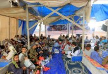 الغيضة.. الوكيل محمد معوضة يستقبل الشيخ محمد كده في مخيم الاعتصام بشأن قضية الطفل الجرادي