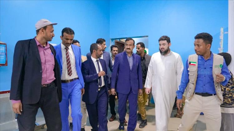 المحافظ بن الوزير يفتتح مخيم عمليات العيون بمستشفى شبوة العام