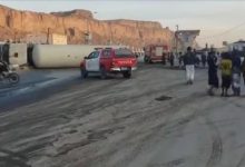 انقلاب شاحنة غاز أمام محطة العبور بمدينة عتق والدفاع المدني يسيطر على الموقف بنجاح