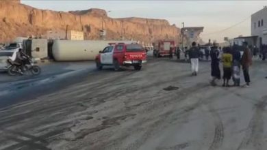 انقلاب شاحنة غاز أمام محطة العبور بمدينة عتق والدفاع المدني يسيطر على الموقف بنجاح