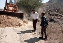 بدعم شخصي.. الوكيل جمال مانع يطلق مبادرة لردم وشق احدى الطرقات لتسهيل حركة المواطنين