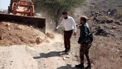 بدعم شخصي.. الوكيل جمال مانع يطلق مبادرة لردم وشق احدى الطرقات لتسهيل حركة المواطنين