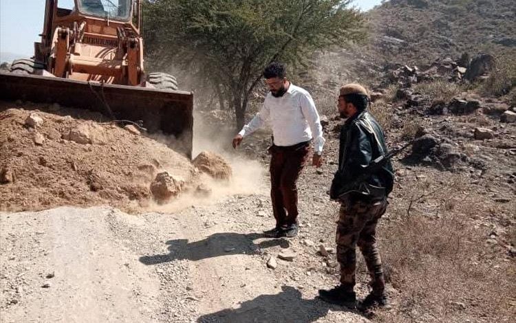 بدعم شخصي.. الوكيل جمال مانع يطلق مبادرة لردم وشق احدى الطرقات لتسهيل حركة المواطنين