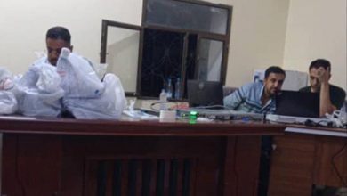 تركيب الأجهزة الكهربائية بفرع الهجرة والجوازات في لودر على قدم وساق