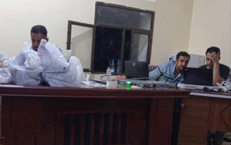 تركيب الأجهزة الكهربائية بفرع الهجرة والجوازات في لودر على قدم وساق