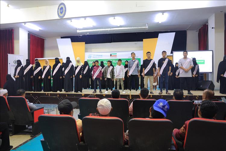 جمعية الوصول الإنساني في تعز تُكَرِّم 300 يتيم ويتيمة من حفظة القرآن والمتميزين تربويًا