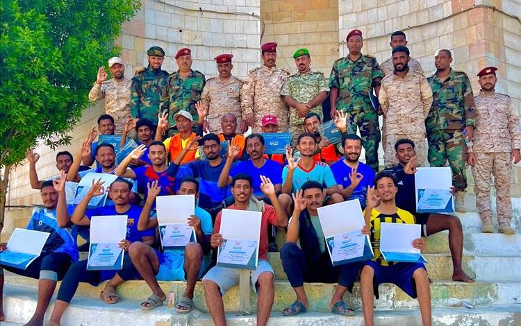 خفر السواحل يختتم دورة تدريبية متقدمة للغوص والإنقاذ البحري لأبناء مديريات وادي حضرموت