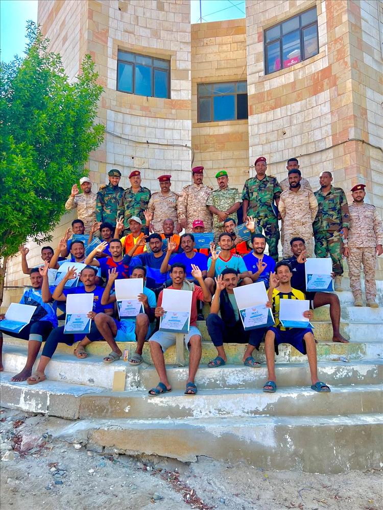 خفر السواحل يختتم دورة تدريبية متقدمة للغوص والإنقاذ البحري لأبناء مديريات وادي حضرموت