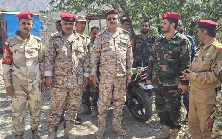 رئيس أركان محور تعز يتفقد المقاتلين في قطاع لواء النصر غربي المحافظة