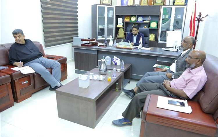 رئيس جامعة المهرة يترأس اجتماع لجنة إعداد موازنة الجامعة للعام 2026م