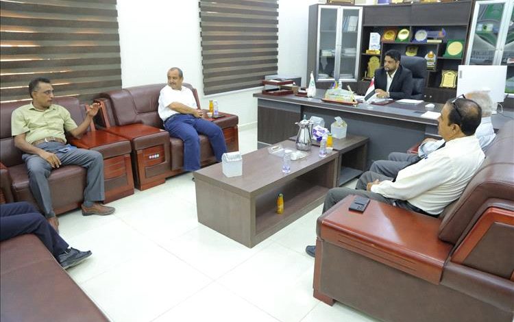 رئيس جامعة المهرة يلتقي هيئة تحرير مجلة الجامعة للعلوم الإنسانية