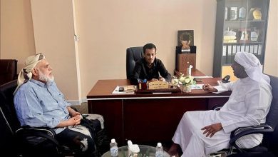 رئيس جمعية الصقور يزور وكيل محافظة حضرموت حسن سالم الجيلاني ويشيد بدعمه وتواضعه خلال فعالية الحارث 2025