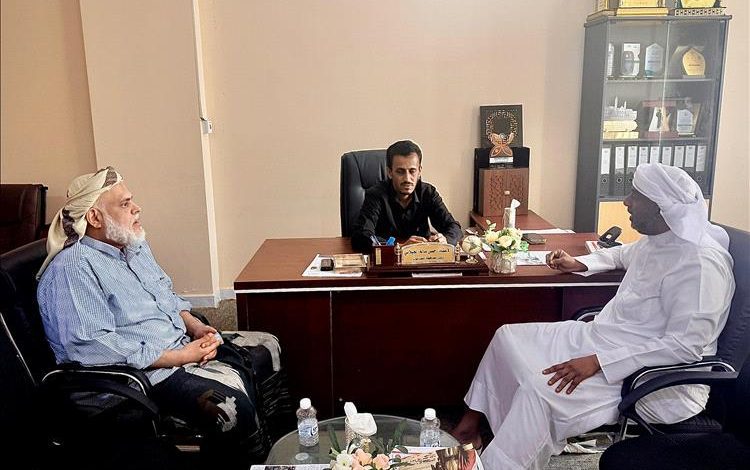 رئيس جمعية الصقور يزور وكيل محافظة حضرموت حسن سالم الجيلاني ويشيد بدعمه وتواضعه خلال فعالية الحارث 2025