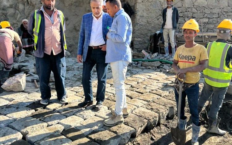 رئيس مجلس إدارة إقليم اليمن يتفقد أعمال صيانة طريق الأعروق – حيفان