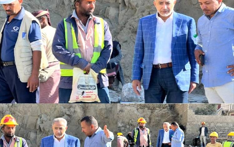رئيس مجلس إدارة إقليم اليمن يتفقد سير صيانة طريق «الأعروق - حيفان» الرابط بين تعز وعدن