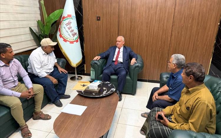 رئيس هيئة مستشفى الرازي أبين يلتقي وزير الخدمة المدنية ويشيد بدعم الوزير وتفهمه الوضع الوظيفي بالهيئة