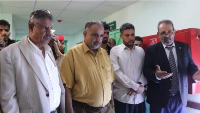 رفع اللوحة التوعوية الخاصة بأسبوع السلامة الدوائية في مستشفى الرازي العام بأبين