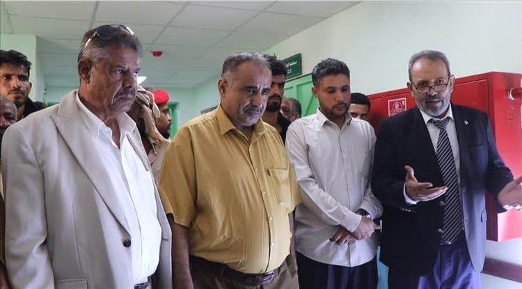 رفع اللوحة التوعوية الخاصة بأسبوع السلامة الدوائية في مستشفى الرازي العام بأبين