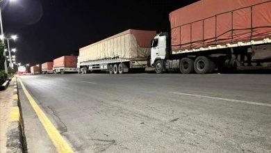 سائقو الشاحنات يدخلون في إضراب مفتوح احتجاجًا على جبايات جديدة في سيئون