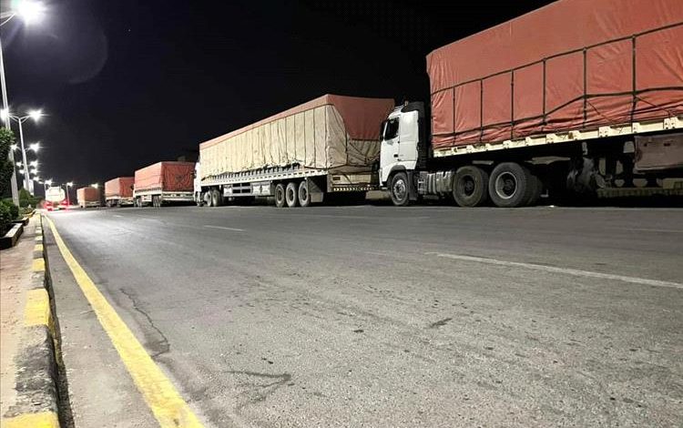 سائقو الشاحنات يدخلون في إضراب مفتوح احتجاجًا على جبايات جديدة في سيئون