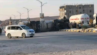 شبوة.. انقلاب شاحنة غاز أمام محطة العبور بعتق.. والدفاع المدني يسيطر