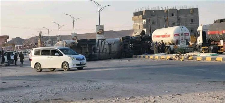 شبوة.. انقلاب شاحنة غاز أمام محطة العبور بعتق.. والدفاع المدني يسيطر