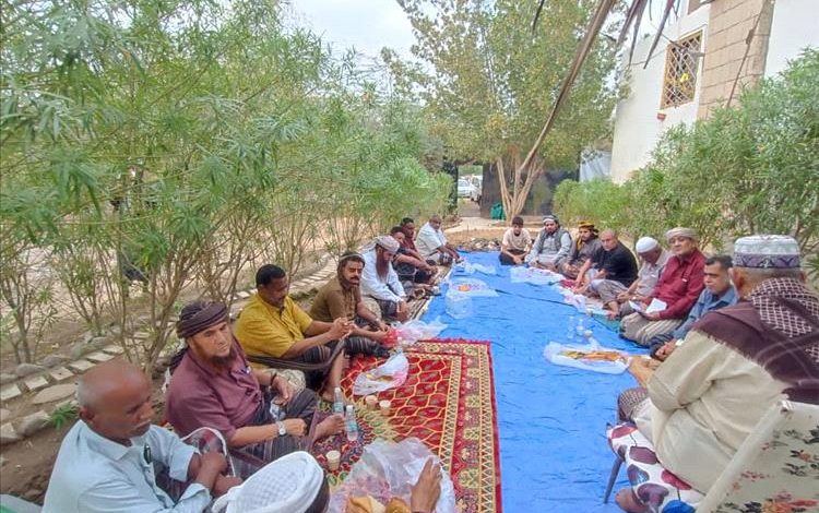 شخصيات اجتماعية ووجاهات في جعار تعقد لقاءً موسعًا لمناقشة قضايا وتحديات المدينة