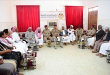 قائد المنطقة الأولى يناقش مع مرجعية قبائل حضرموت جهود الدولة في تثبيت أمن واستقرار المحافظة