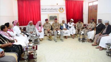 قائد المنطقة الأولى يناقش مع مرجعية قبائل حضرموت جهود الدولة في تثبيت أمن واستقرار المحافظة