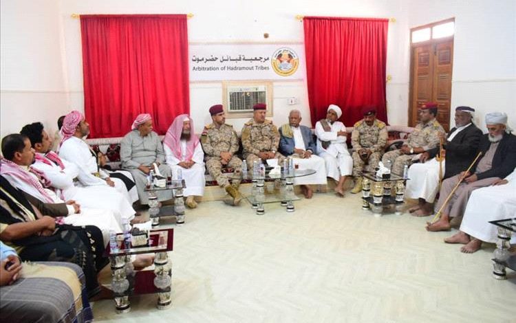 قائد المنطقة الأولى يناقش مع مرجعية قبائل حضرموت جهود الدولة في تثبيت أمن واستقرار المحافظة