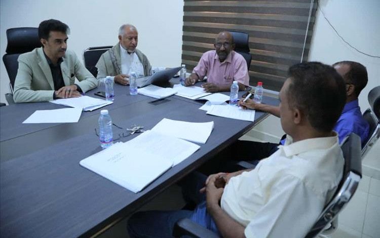 لجنة الوصف والتوصيف الوظيفي بجامعة المهرة تناقش مسودتها الأولى