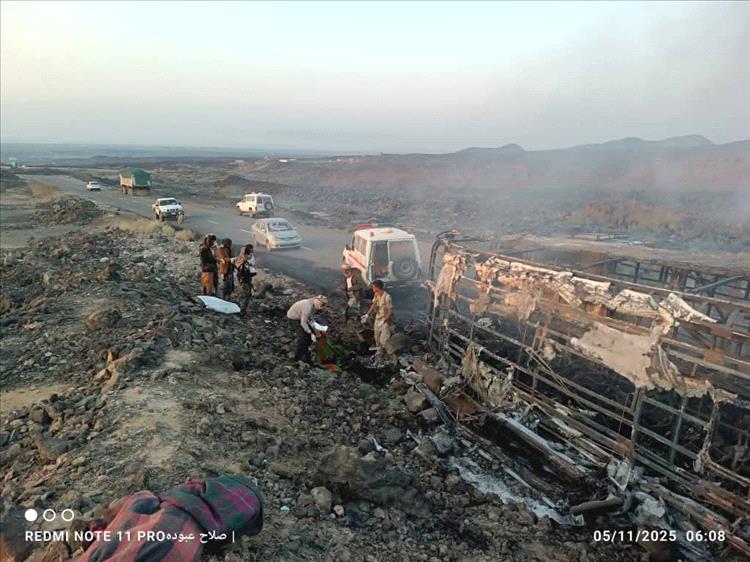 مأساة مروّعة في طريق العرقوب بأبين.. احتراق باص نقل جماعي بعد اصطدامه بسيارة “فوكسي” ومصرع عدد من الركاب