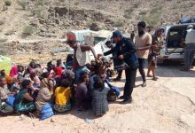 مؤسسة خيرية تعلن عن توزيع مساعدات غذائية للمهاجرين الأفارقة في منطقة رفض بشبوة