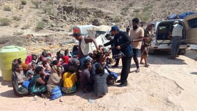 مؤسسة خيرية تعلن عن توزيع مساعدات غذائية للمهاجرين الأفارقة في منطقة رفض بشبوة