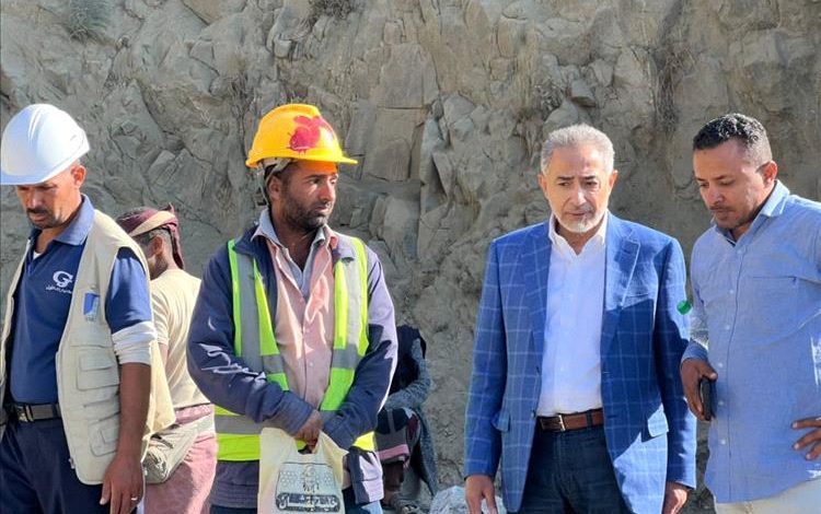 مجموعة هائل سعيد تتبنى صيانة طريق الأعروق – حيفان الخط الحيوي الرابط بين تعز وعدن