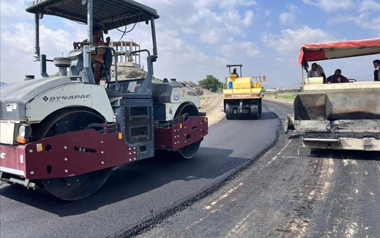 محافظ أبين يدشّن العمل في الخلاطة الأسفلتية الصديقة للبيئة بمنظومة الفلر بمشروع سد حسان
