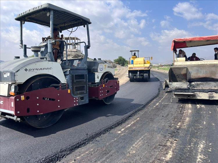 محافظ أبين يدشّن العمل في الخلاطة الأسفلتية الصديقة للبيئة بمنظومة الفلر بمشروع سد حسان