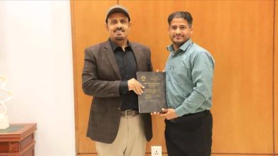 محافظ حضرموت يتسلم رسالة ماجستير تدعو لمعالجة القصور القانوني في المسؤولية الجنائية لذوي العاهة العقلية