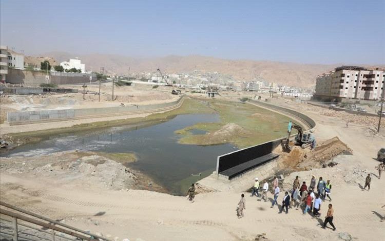 محافظ حضرموت يتفقد العمل بمشروع المرحلة الثانية لخور المكلا  ويوجّه بإزالة العوائق التي تعترض سرعة الانجاز