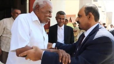 محافظ حضرموت يزور "العميد الركن أحمد الكلالي" أول حضرمي تخرج من الكلية الحربية بمصر