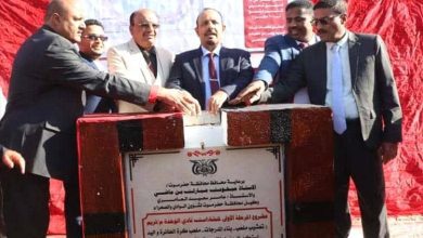 محافظ حضرموت يضع حجر الأساس لمشروع تأهيل منشآت نادي الوحدة بتريم