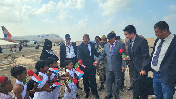 محافظ سقطرى يستقبل نائب وزير الصناعة والتجارة والقائم بأعمال السفير الصيني شاو تشنغ